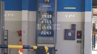 Con el nuevo aumento de YPF, llenar el tanque costará cerca de 1000 pesos más que antes