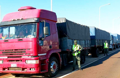 Contrabando de soja y maíz: la carga se incauta, los camiones no