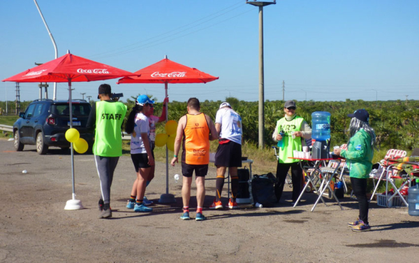 Los puestos de hidratación, oasis de los corredores, donde es posible recuperar un poco de energías para continuar luchando.