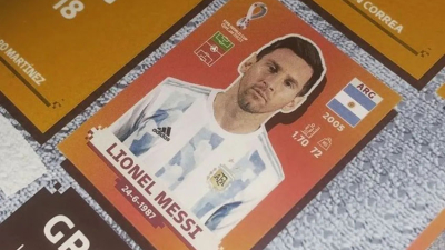 Piden una casa a cambio de la figurita de Messi del álbum del Mundial