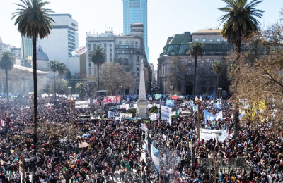 Multitudinaria marcha condenó la violencia y expresó su apoyo a la vicepresidenta