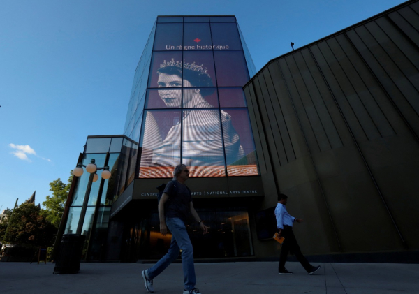 Tributo a la reina en el frontispicio del Centro Nacional de Artes en Ottawa, Canadá. Aún hay una decena de países que pertenecen a la Commonwealth, entre ellos este.