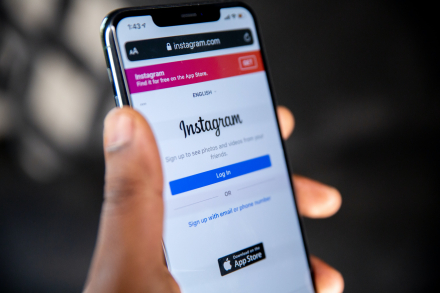 Instagram-movil-sostenido-mano-verificar-tu-cuenta-de-instagram.jpg