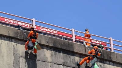 Acción de Greenpeace en el puente interprovincial contra la deforestación