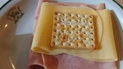 Pidió una galletita de agua con jamón y queso y le cobraron una fortuna