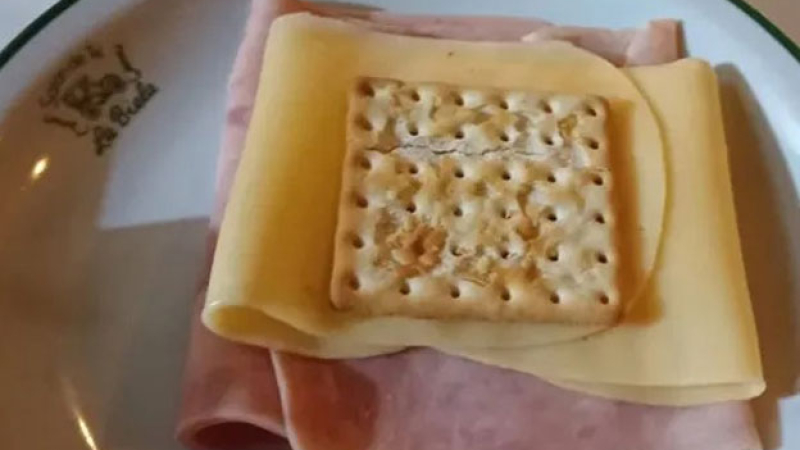 Pidió una galletita de agua con jamón y queso y le cobraron una fortuna