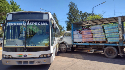 Rotonda complicada: fuerte colisión entre dos vehículos de gran porte