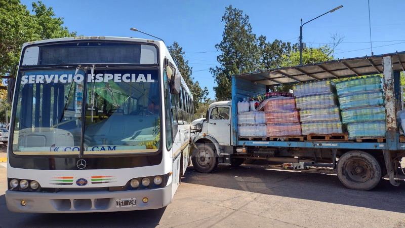 Rotonda complicada: fuerte colisión entre dos vehículos de gran porte