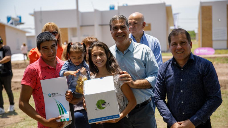 Emoción para 40 familias que recibieron sus viviendas en Roca