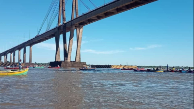 Pescadores protestan contra la veda, en el Paraná y en el puente Chaco-Corrientes