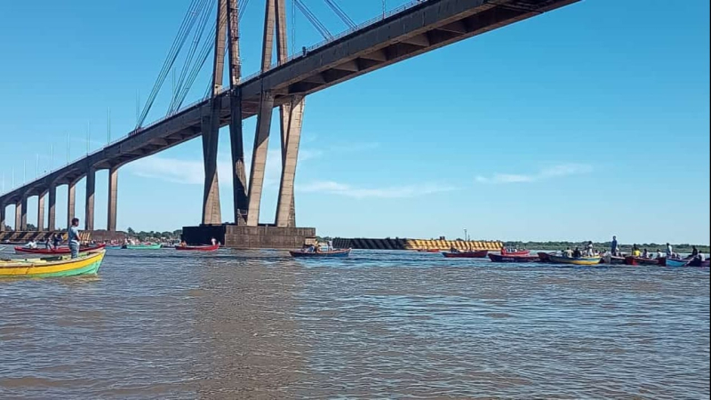 Pescadores protestan contra la veda, en el Paraná y en el puente Chaco-Corrientes