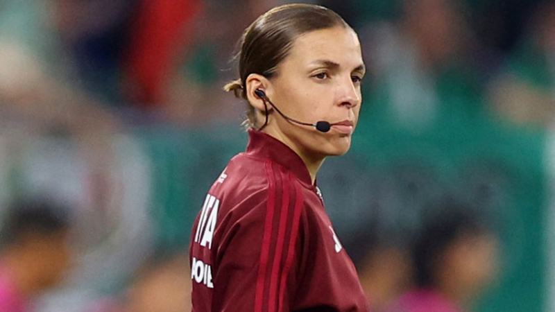 Una mujer dirigió por primera vez un partido de un mundial