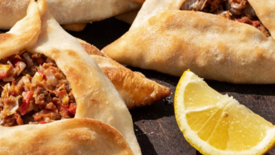 Por la derrota de la Selección Argentina, un bar cordobés sacó las empanadas árabes de su menú