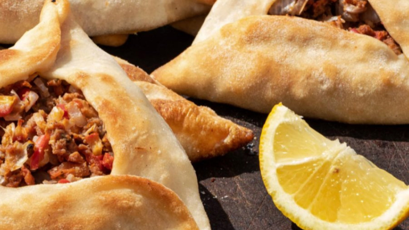 Por la derrota de la Selección Argentina, un bar cordobés sacó las empanadas árabes de su menú