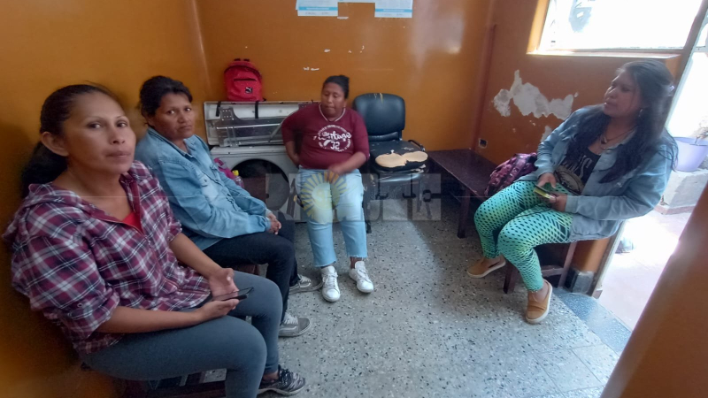 Protesta en el Idach de mujeres originarias de Fontana