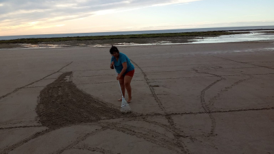 Artistas plásticas dibujaron a Messi en la arena  