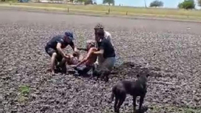 Rescataron a un anciano tras pasar varias horas hundido en el barro
