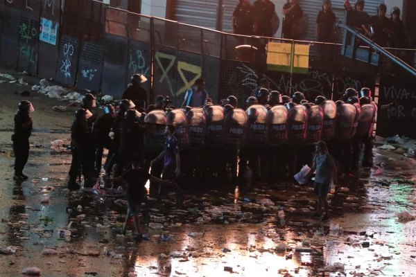 Los efectivos formaron un cordón para evitar que los agresores avanzaran hacia otras calles.