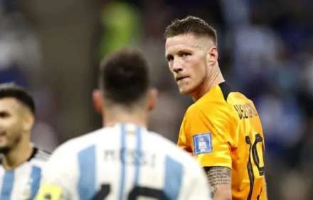 wout-weghorst-lionel-messijpg.jpg