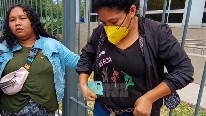 Una mujer se encadenó frente a Casa de Gobierno