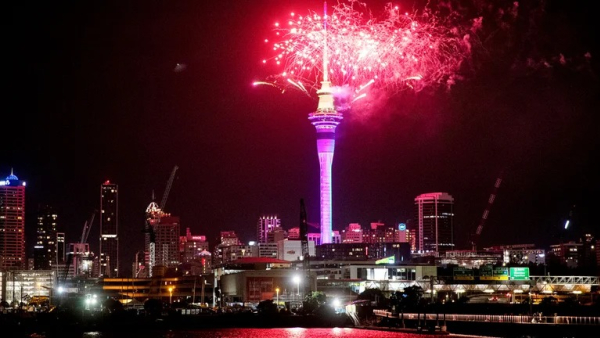 Imponentes fuegos artificiales sobre la Sky Tower en el centro de Auckland cuando comienzan las celebraciones de Año Nuevo en Nueva Zelanda.