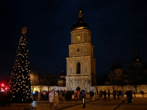 Los festejos en la capital ucraniana fueron muy distintos a los del mundo, sin fuegos artificiales ni luces (REUTERS)