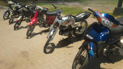 La policía incautó más de 10 armas y 168 motos durante el fin de semana