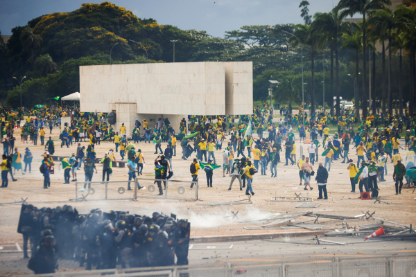 Poco antes, el presidente del Congreso de Brasil, el senador  Rodrigo Pacheco, había pedido castigar de forma ‘urgente‘ y con el  ‘rigor de la ley‘ a los radicales bolsonaristas que han invadido  las sedes del Parlamento, la Presidencia de la República y la  Corte Suprema, en Brasilia.