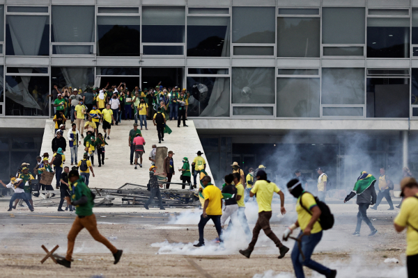 Bandas bolsonaristas asaltaron los principales edificios públicos en Brasilia