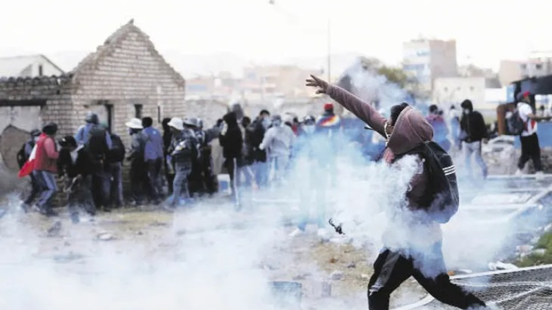 Perú: los familiares velan a los muertos en protestas y se suma un fallecido