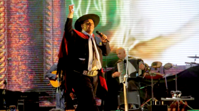 El "Chaqueño" Palavecino revolucionó Jesús María con su versión de "Muchachos"