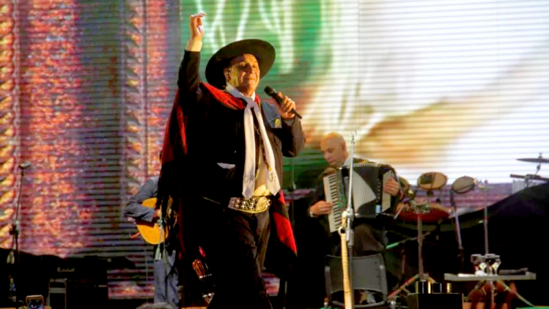 El "Chaqueño" Palavecino revolucionó Jesús María con su versión de "Muchachos"
