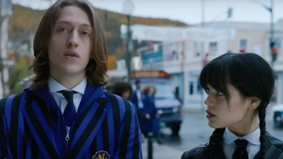 Acusan a un actor de "Merlina" de abuso sexual y piden sacarlo de la serie de Netflix