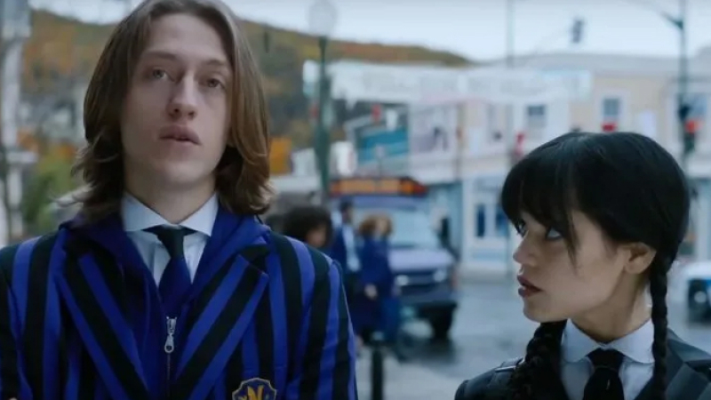 Acusan a un actor de "Merlina" de abuso sexual y piden sacarlo de la serie de Netflix