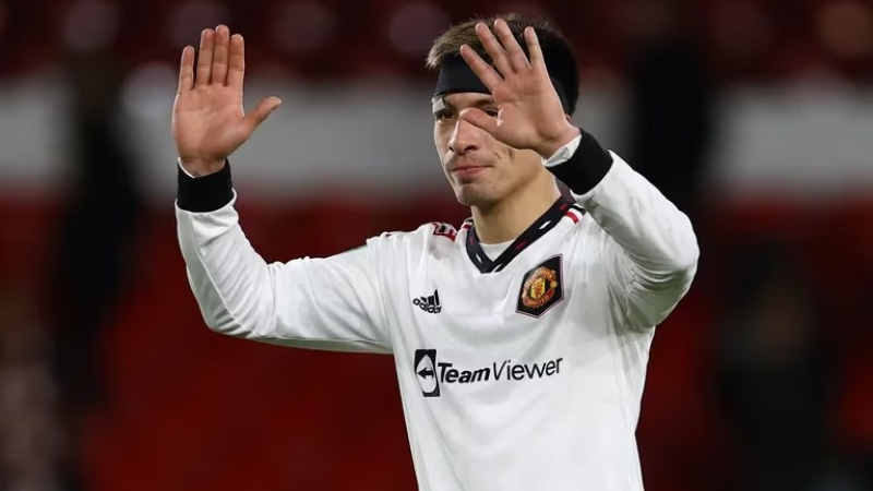 Lisandro Martínez tuvo un gesto inolvidable con dos pequeños fanáticos del Manchester United