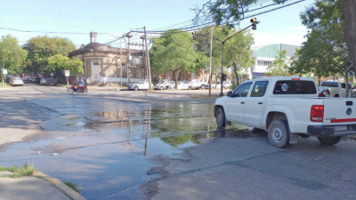 Vecinos reclaman por una cañería rota desde hace dos semanas