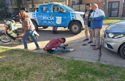 Motochorros le arrebataron la mochila a una agente de tránsito