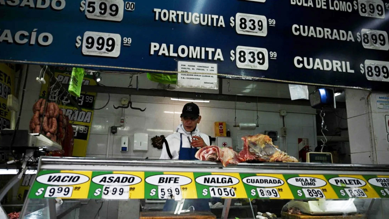 La inflación de febrero fue del 6,6 % y llegó a 102,5 % en un año