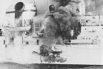86-Larraquy--Destructor-Misilístico-HMS-Sheffield-impactado-por-un-Exocet-AM-39.jpg