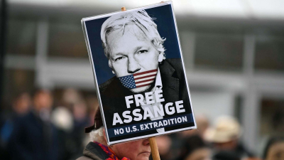 Mediante una carta irónica, Assange le pidió a Carlos III que lo visite en prisión