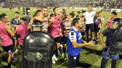 For Ever heroico: cantó victoria contra Riestra y Comesaña