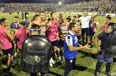 For Ever heroico: cantó victoria contra Riestra y Comesaña