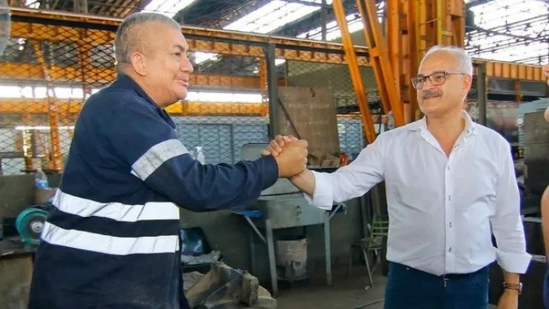 Se postula para intendente y promete a los vecinos "un lugar donde ir a cagar"