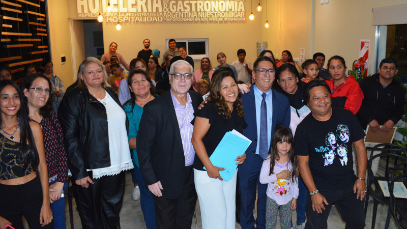 La Comuna acompañó la entrega de herramientas a 16 emprendedoras