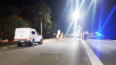 Trágica madrugada en Barranqueras: perdió el control de su moto y falleció tras caer al asfalto