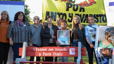 Cuesta acompañó a familiares de víctimas de femicidio