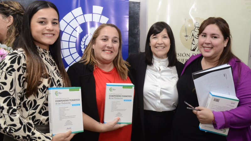 Élida Cuesta entregó más ejemplares del Compendio Temático de las Violencias