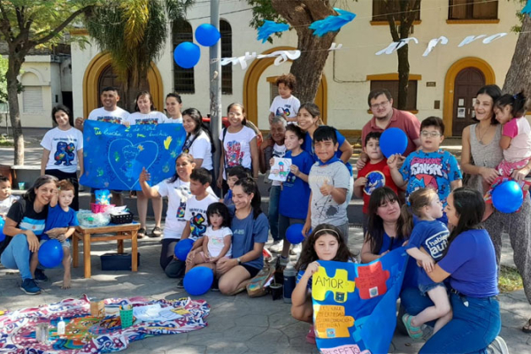 Con una actividad en la plaza España, familias cerraron el mes del autismo
