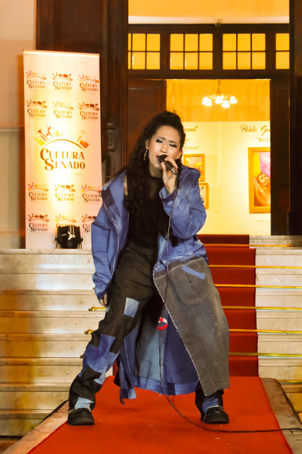 @daiuja, cantante y DJ correntina en las escalinatas del Teatro Oficial Juan de Vera.jpg