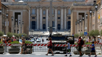 Un vehículo irrumpió a toda velocidad en el Vaticano: hay un detenido